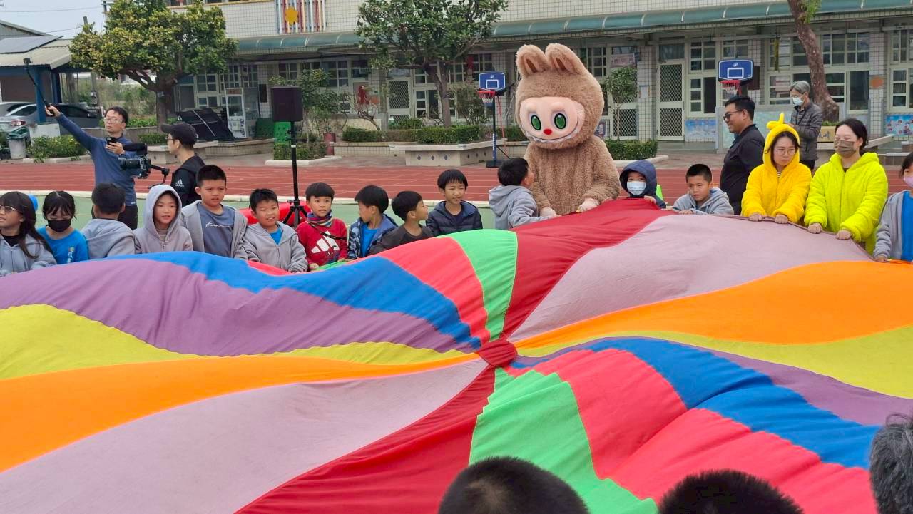 Passing on the Love: A Christmas Flash Mob at Houliao — photo 3