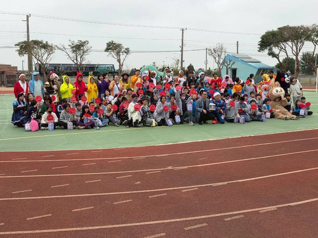 Passing on the Love: A Christmas Flash Mob at Houliao