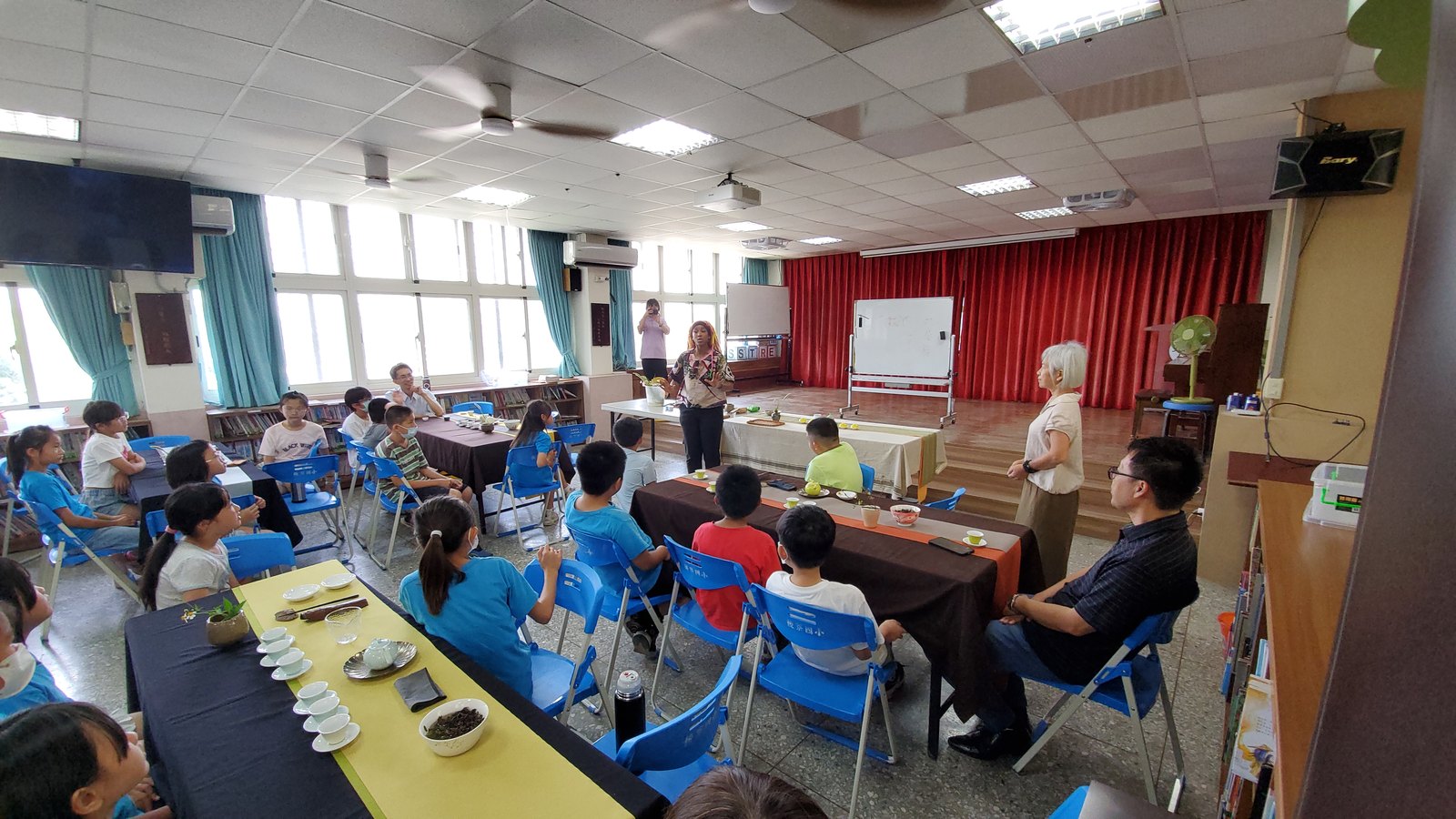Teacher Dom Visits Houliao — tea ceremony class in the hall