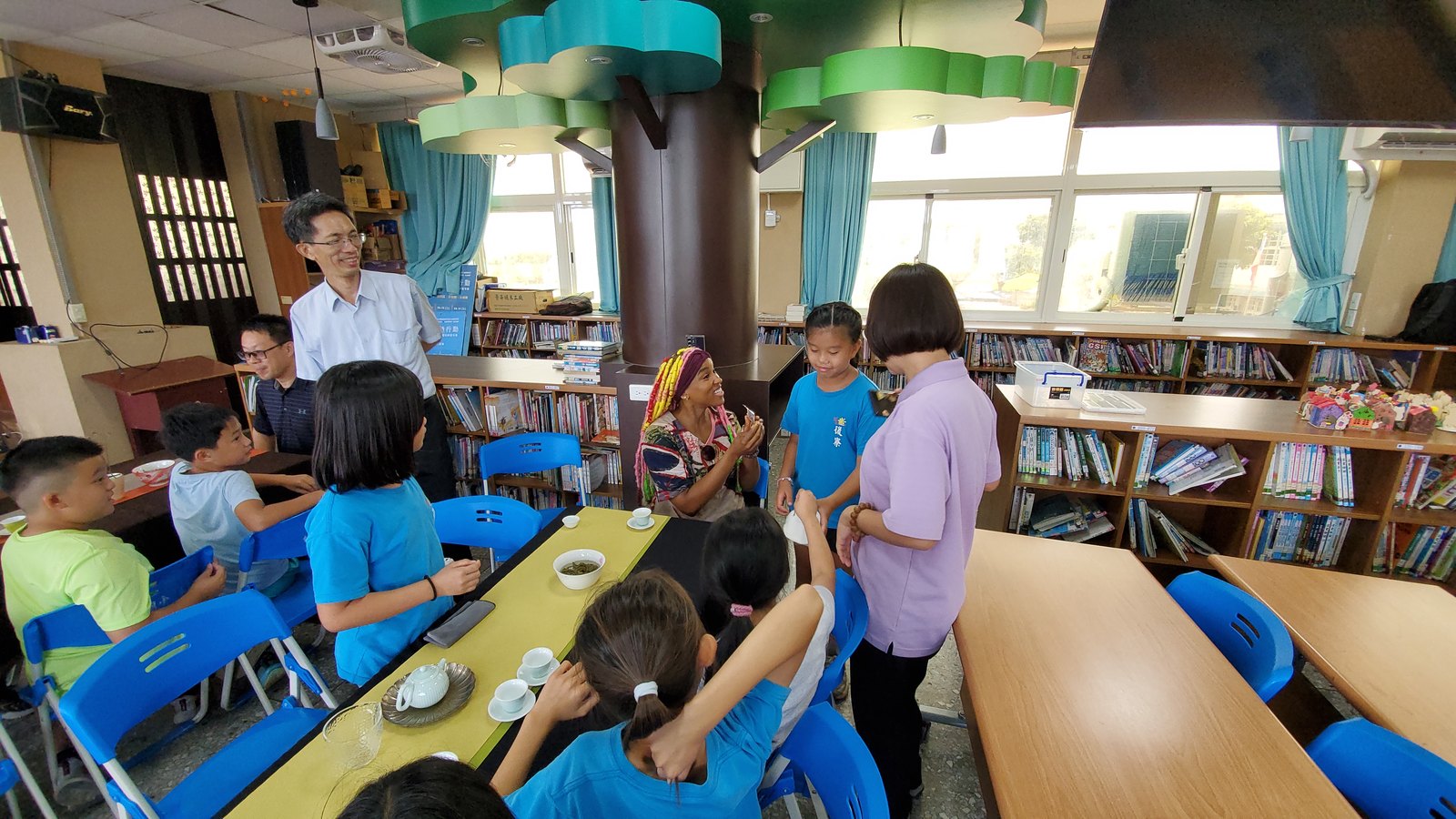 Teacher Dom Visits Houliao — tea ceremony in the library