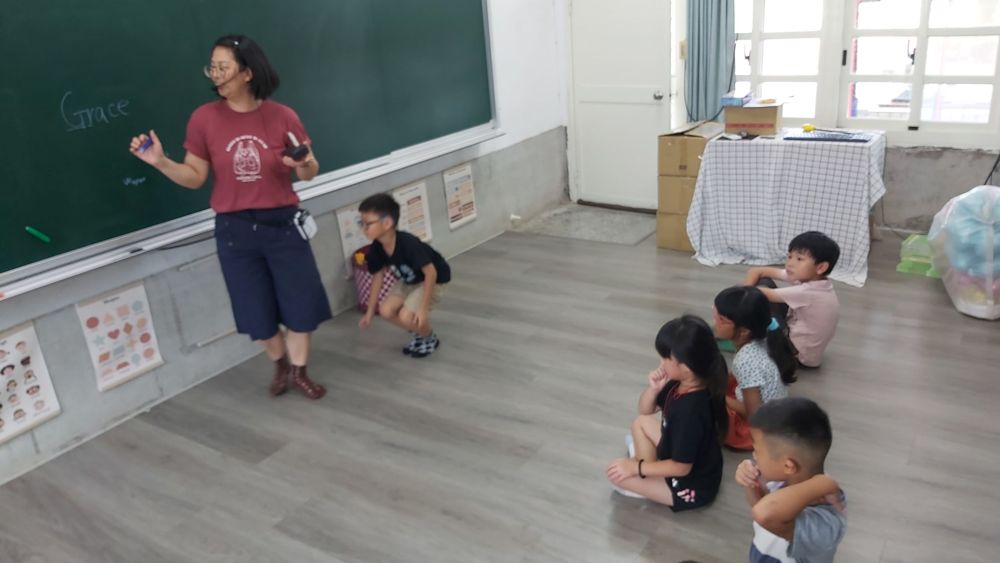 Lower-grade students active in English club