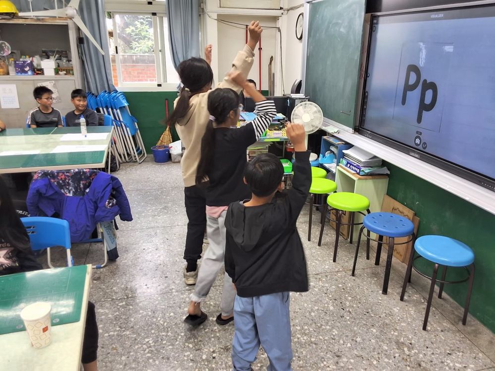 Saturday English class with a projector lesson