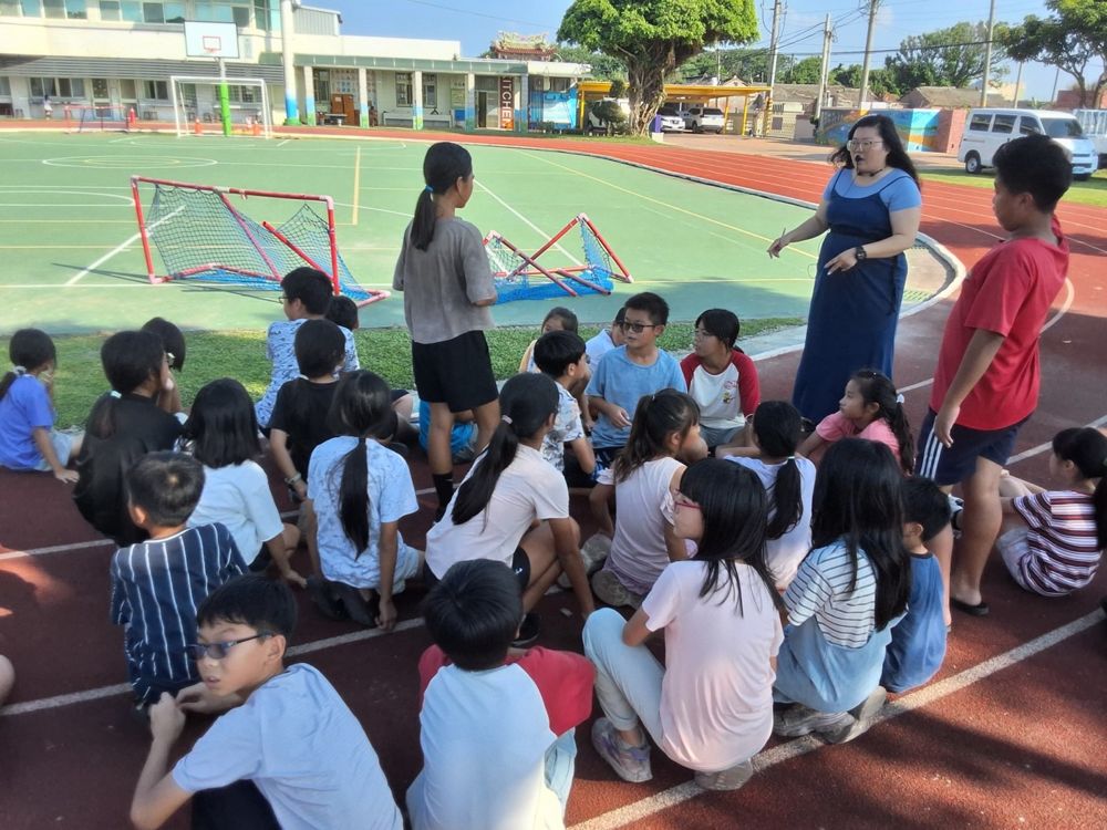 Saturday English class group outdoors
