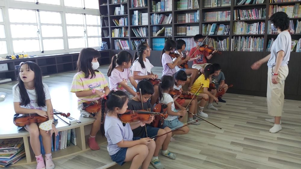 Beginner violin class playing together