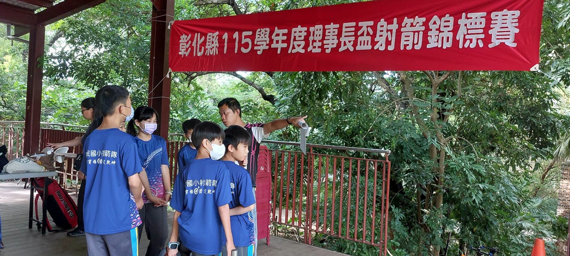 選手拉弓瞄準