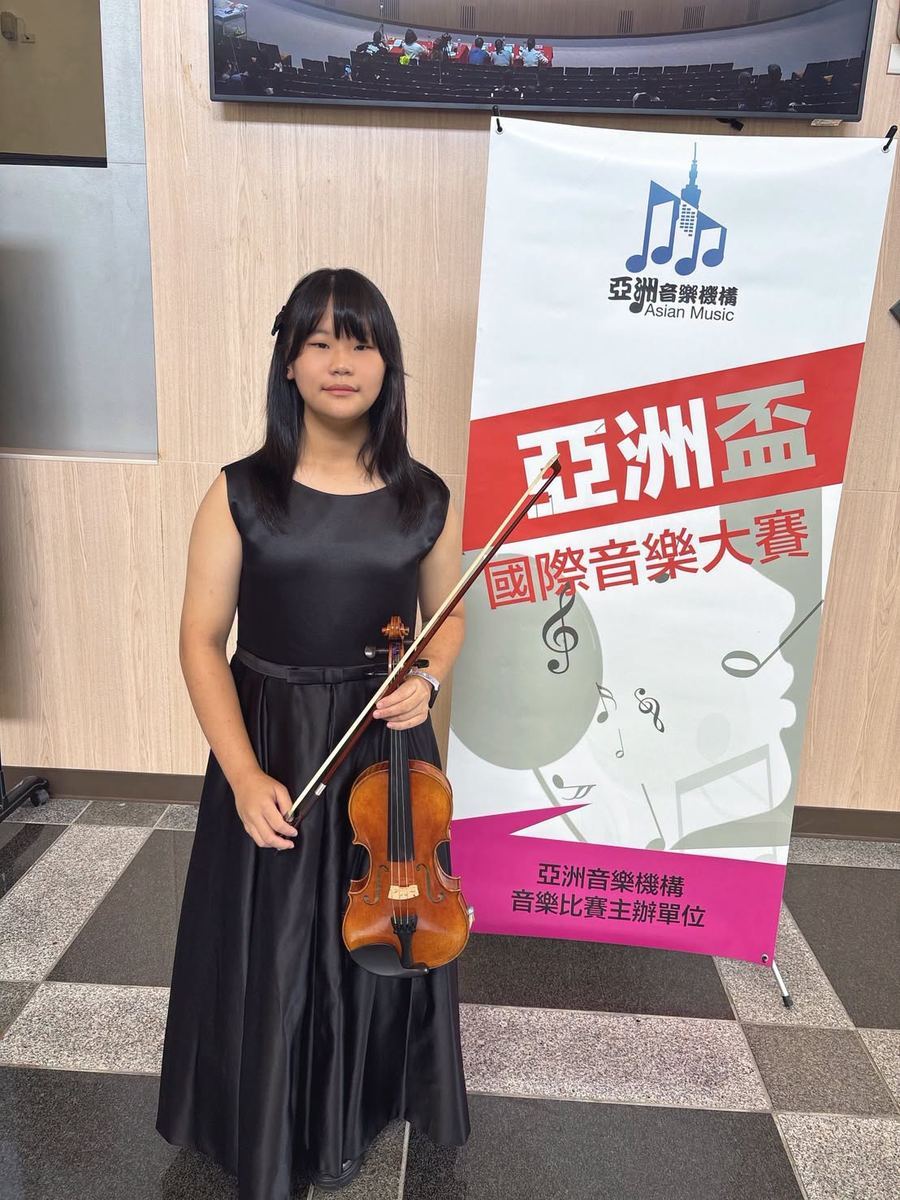 弦樂團學生於亞洲盃國際音樂大賽演出前留影