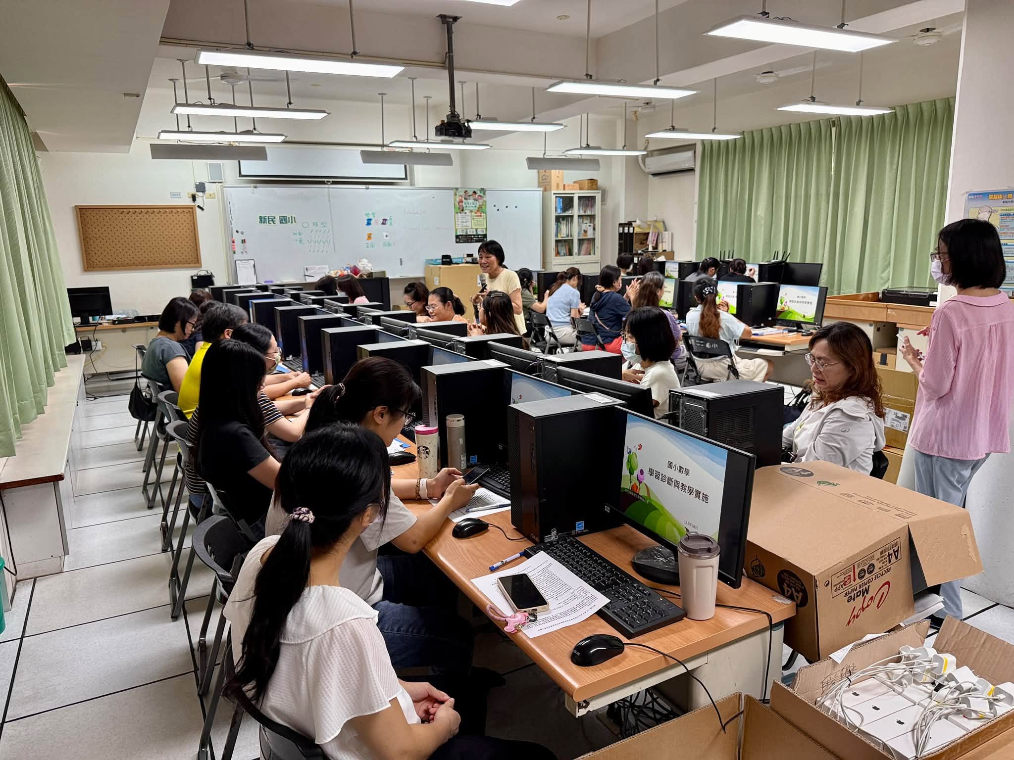 新民教師在電腦教室參與學習扶助測驗結果應用研習