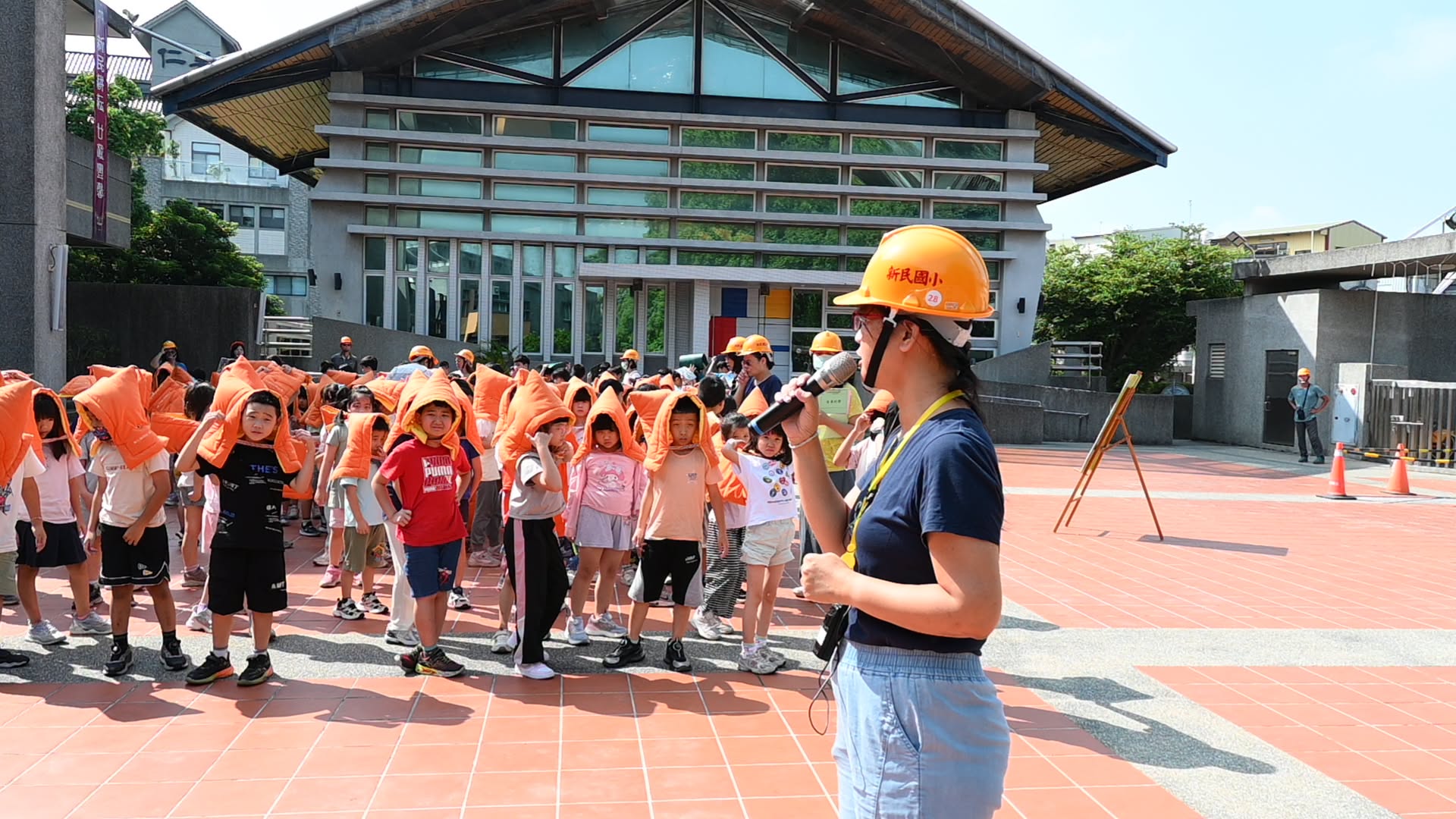 學生戴防災頭套依序疏散到集結點