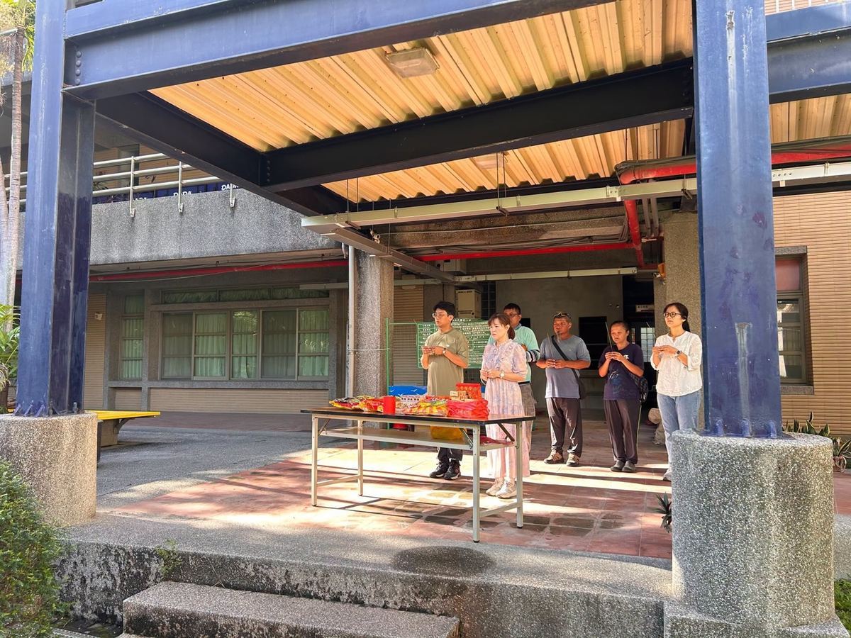 黃懷萱校長偕同施工團隊祈福