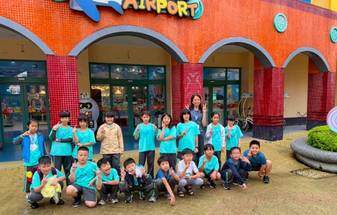 Third-Grade Field Trip · Rainy-Day Adventurers photo 2