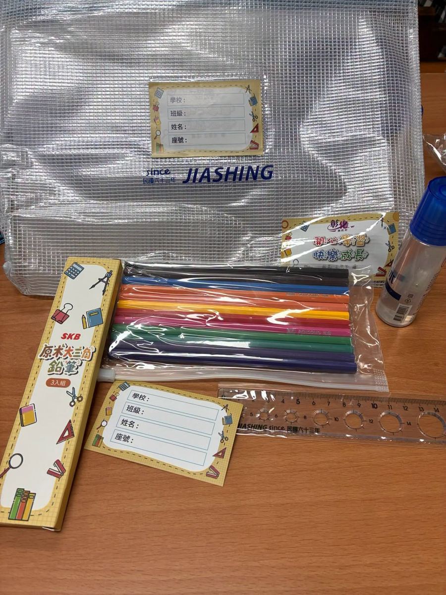 縣長媽媽的祝福文具組—彩色筆、鉛筆、尺與名條