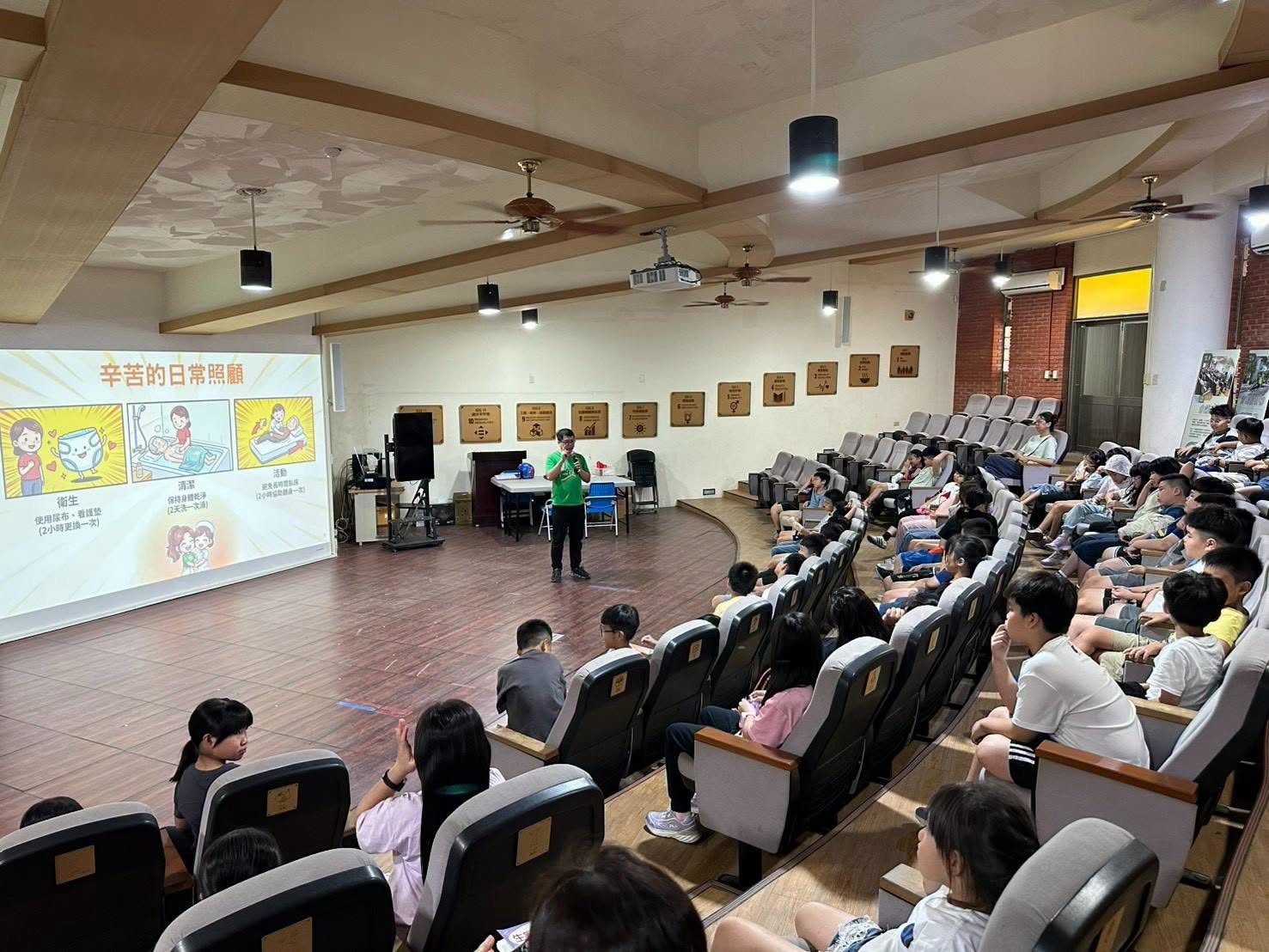 創世基金會講師在集會堂進行交通安全宣導