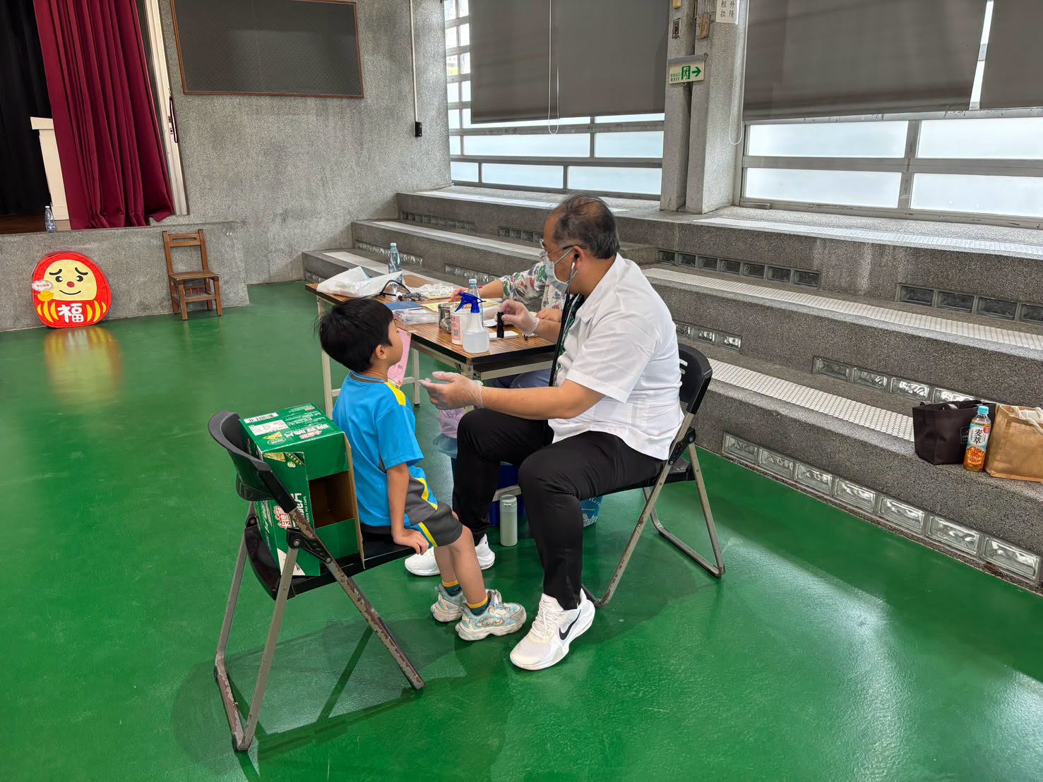 醫師為小朋友進行健康檢查