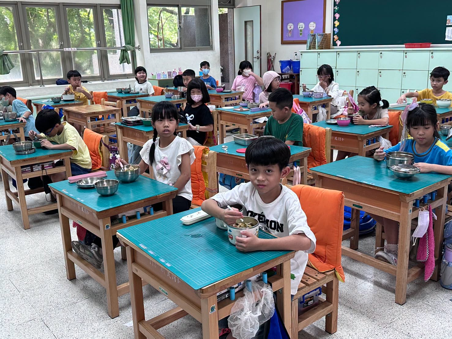 新民國小學生在教室裡享用營養午餐