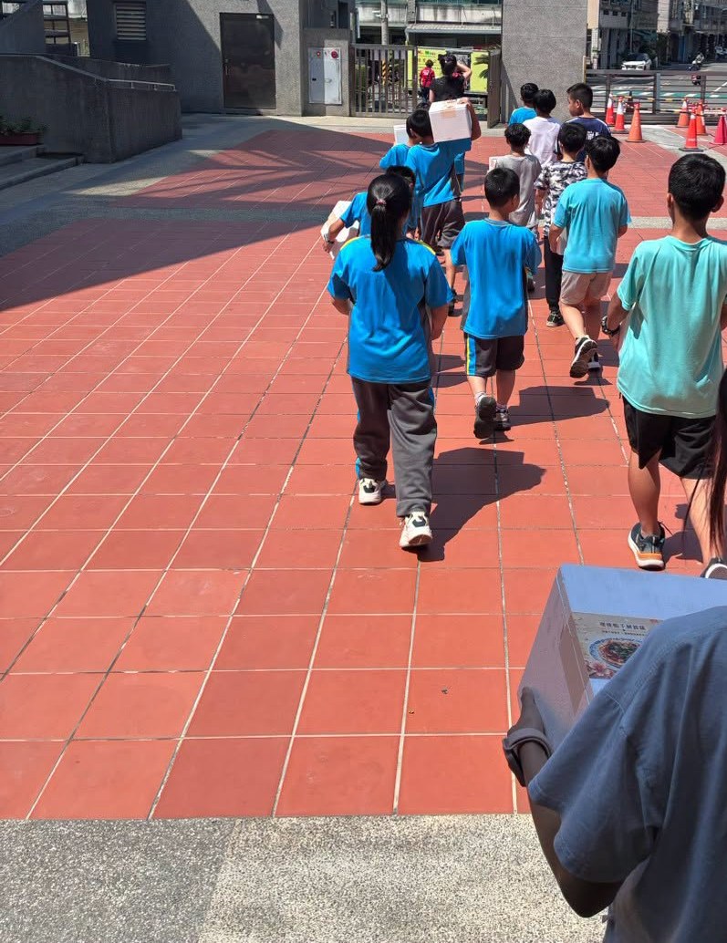 孩子們抱著團圓菜走回校園