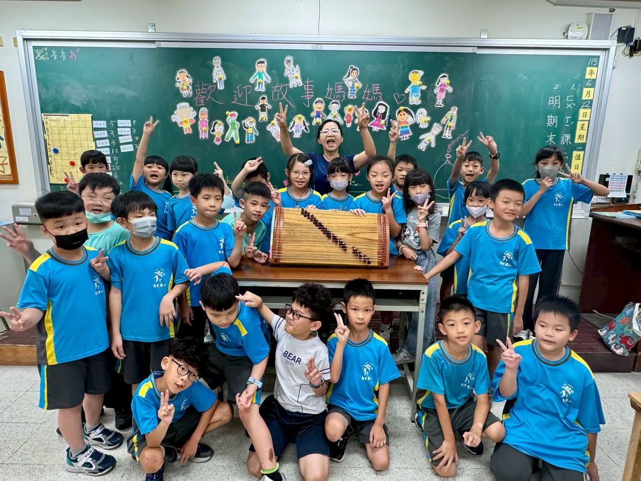 孩子們專心聆聽故事