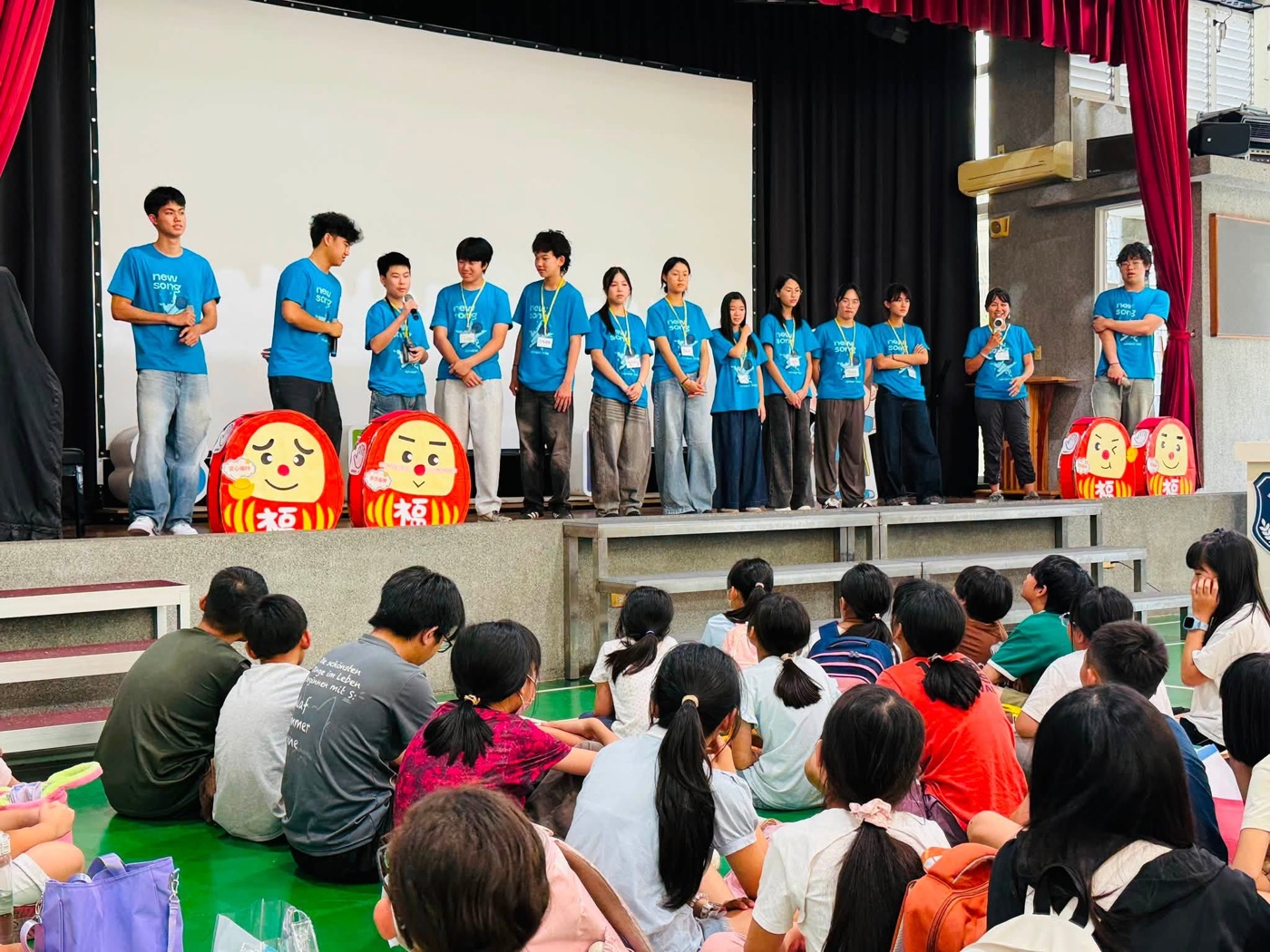 ADVENT 志工與孩子互動