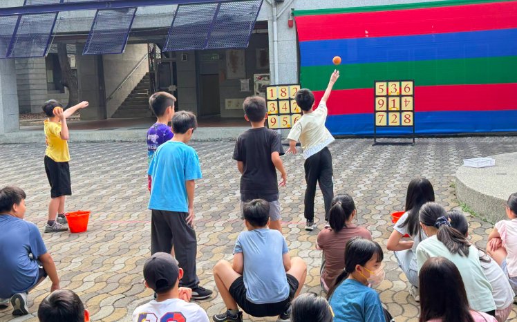 Fifth-Grade Nine-Grid Throwing Contest photo 2