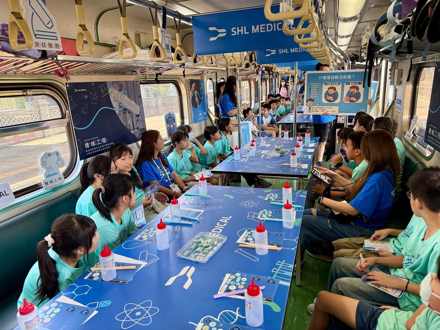 六年二班學生在科普列車車廂裡進行科學動手做