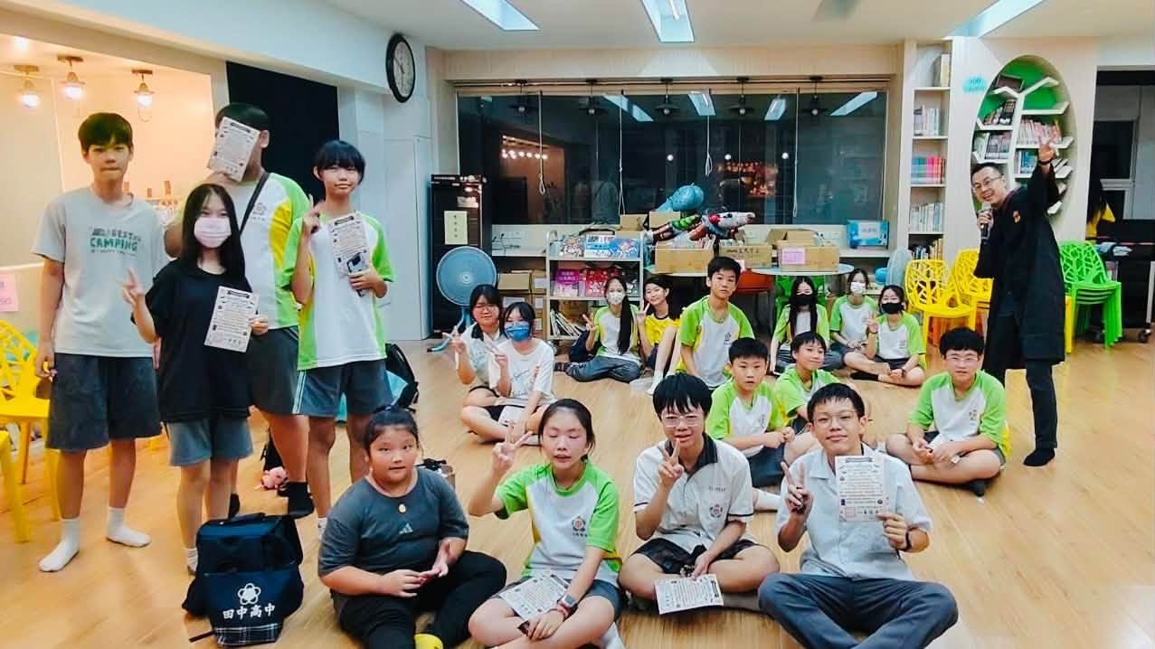 新民畢業的學長姐回到圖書館參加怪怪屋校友場