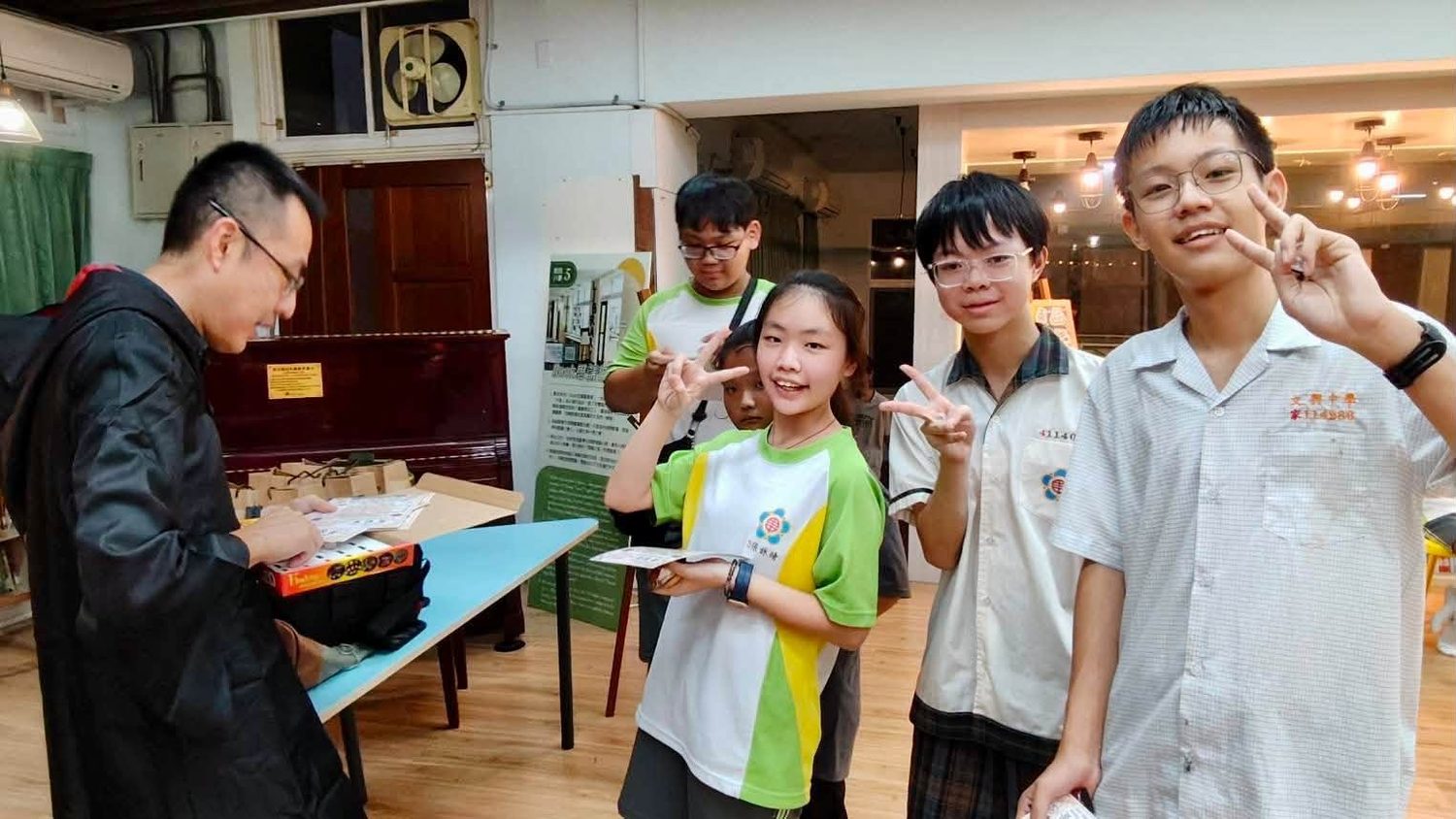 學長姐和穿巫師袍的老師一起闖關