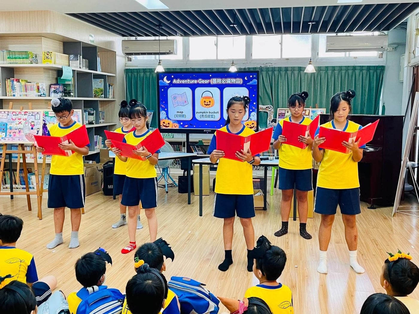 雙語活動現場，學生在圖書館上台朗讀