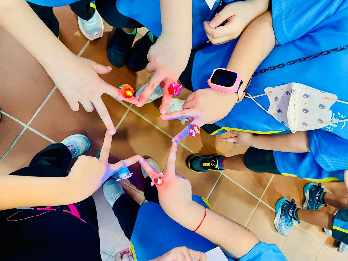 孩子們手上拿著發光的勇氣石頭