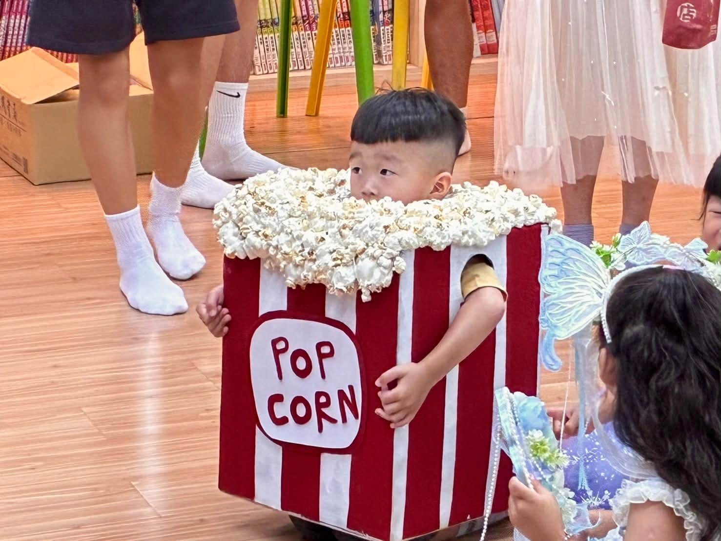 穿著爆米花造型的小朋友