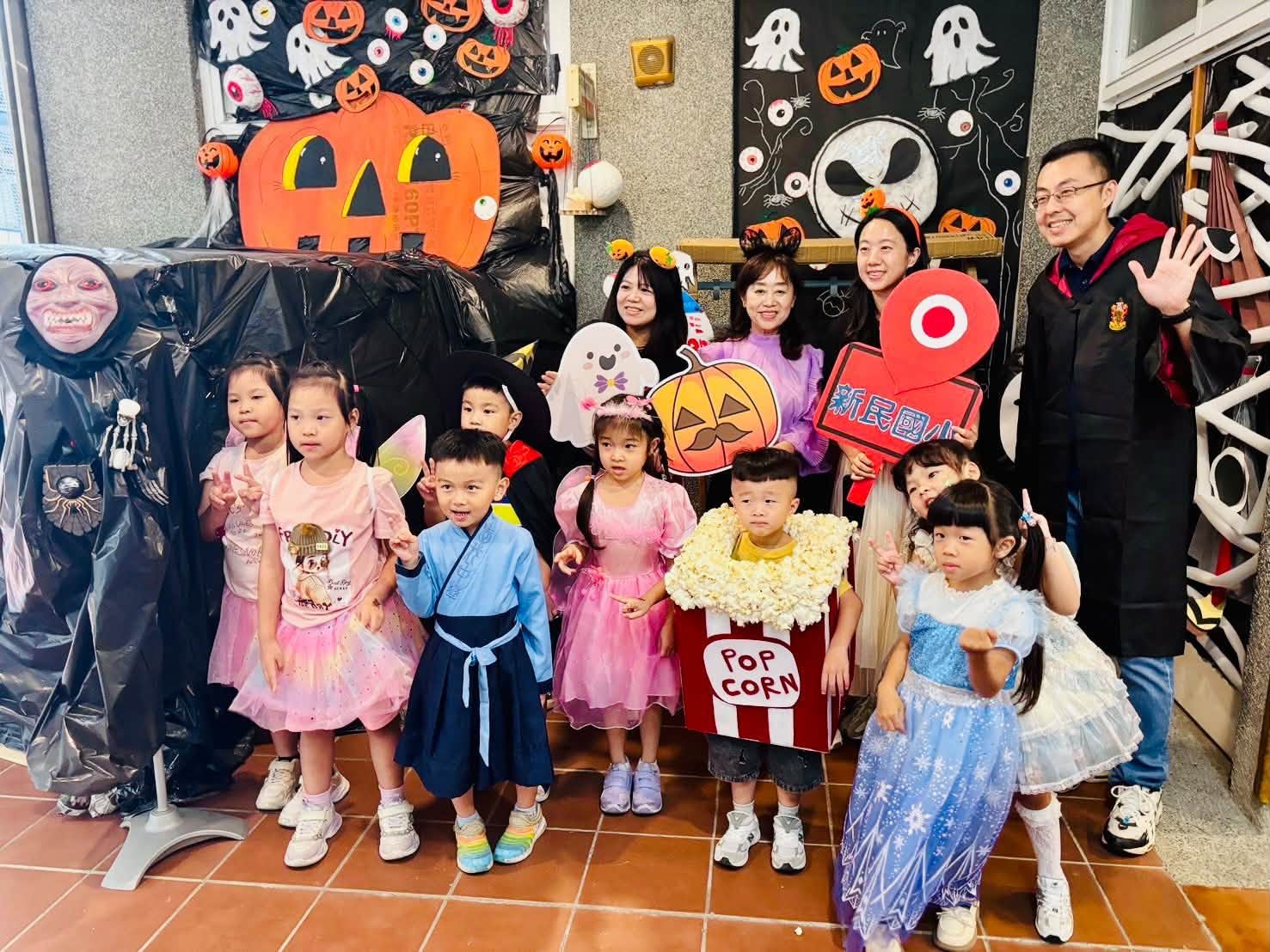 變裝的幼兒園小朋友在怪怪屋前合影