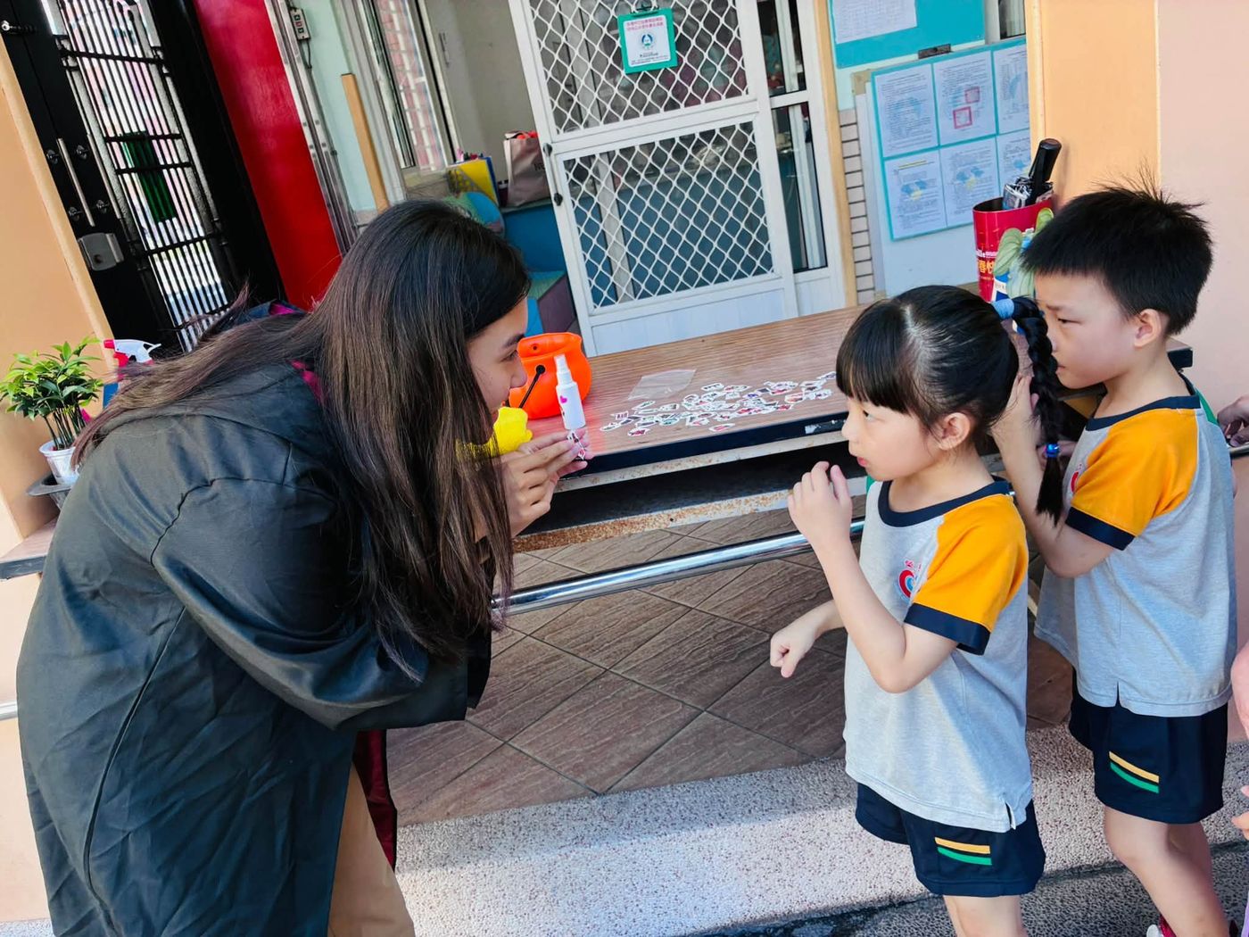 Judy老師為幼兒園小朋友貼上萬聖節轉印貼紙
