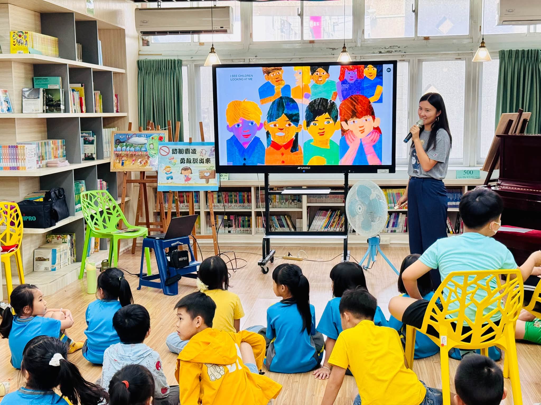Teacher Judy 帶著孩子一起看繪本頁面
