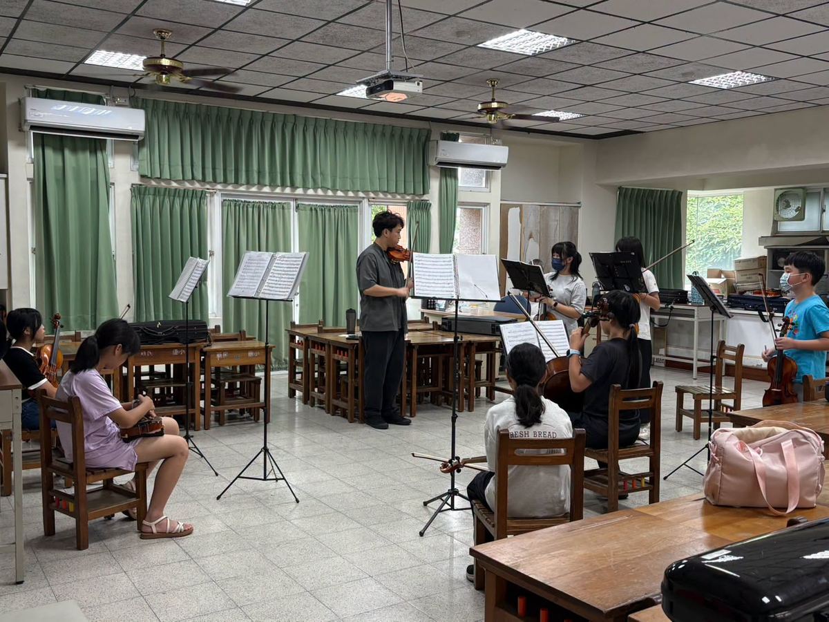 新民弦笛團老師指揮練習