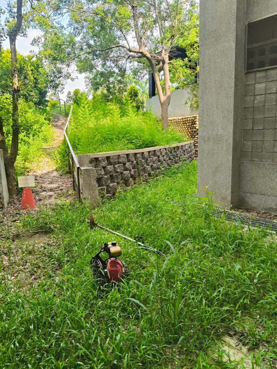 除草機作業，清理雜草
