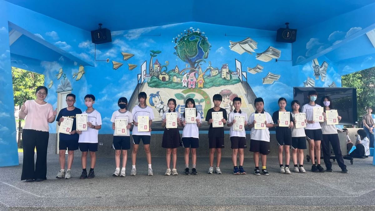 信義國中小學生於Cool English口說高手競賽領獎 Hsinyi students receiving Cool English Top Speaker awards