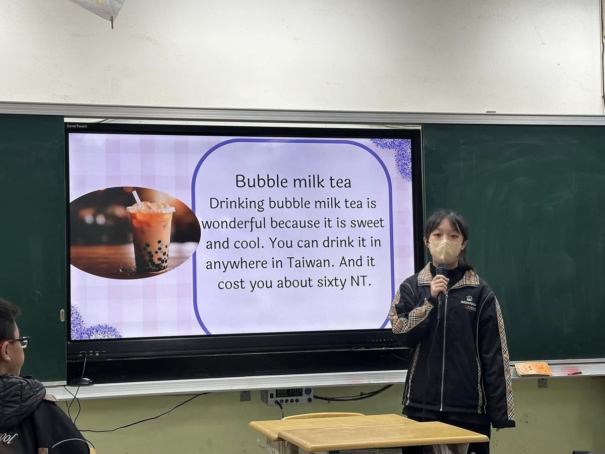 國中部同學用英文介紹臺灣文化特色 Junior high student gives an English presentation about Taiwan's culture