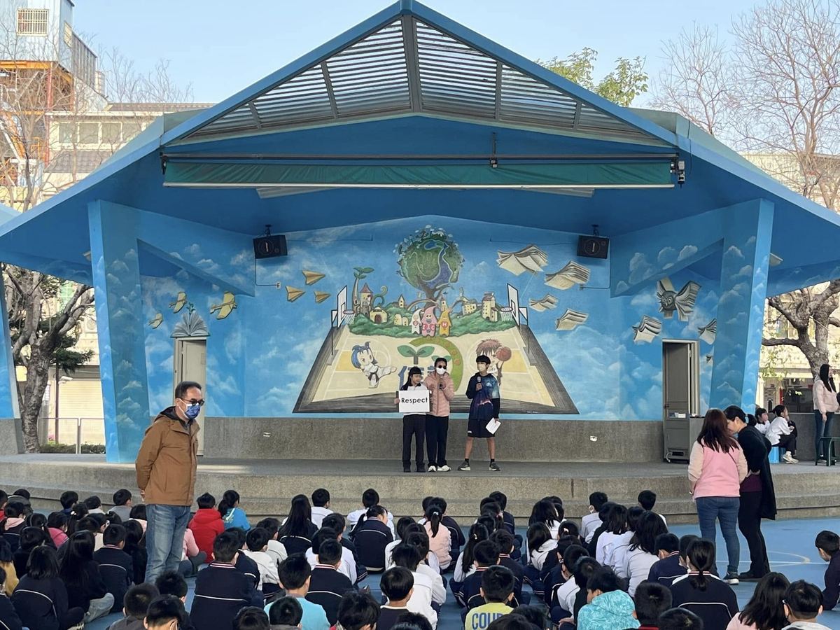 外師Ronica老師在朝會分享菲律賓文化 Foreign teacher Ronica shares Filipino culture at morning assembly