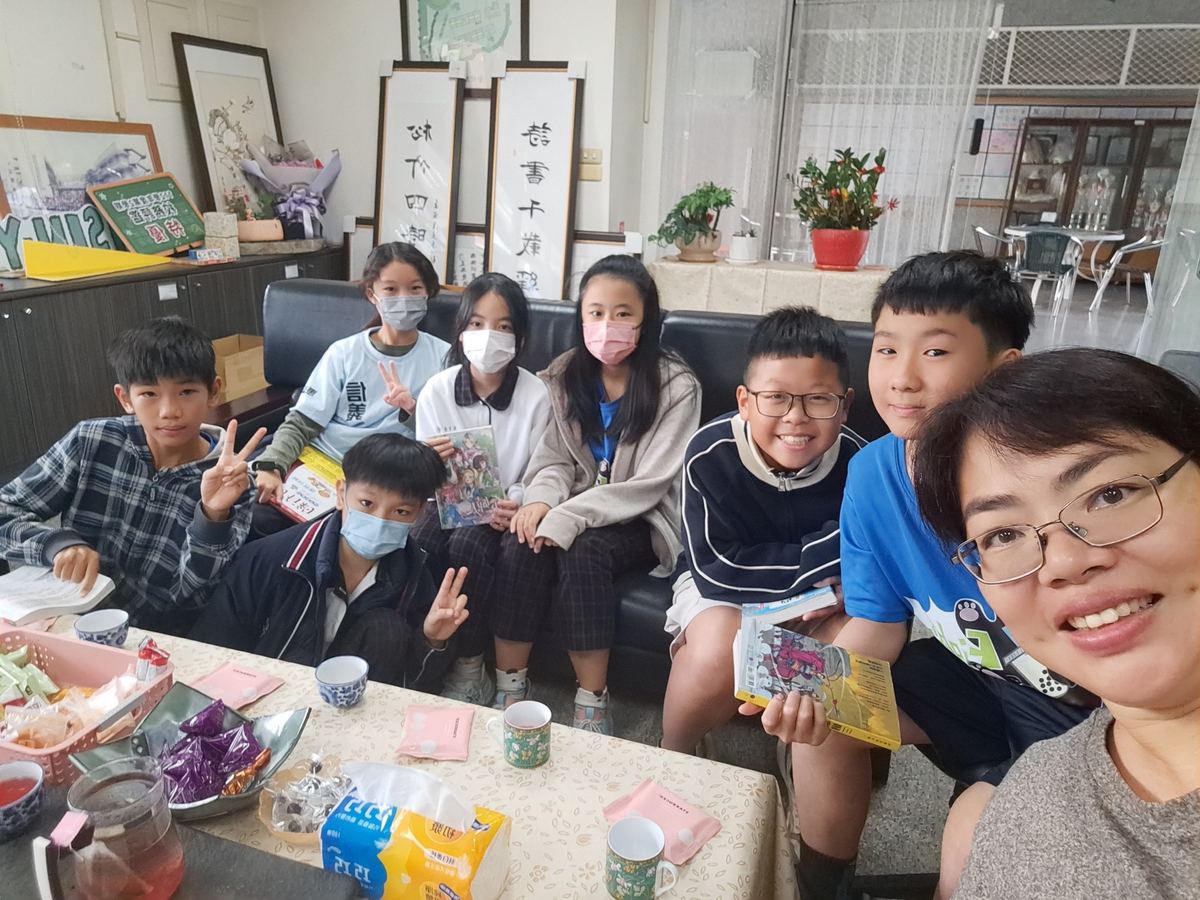王心怡校長與國小部同學在校長室分享閱讀心得 Principal Wang chats with elementary students about books in her office