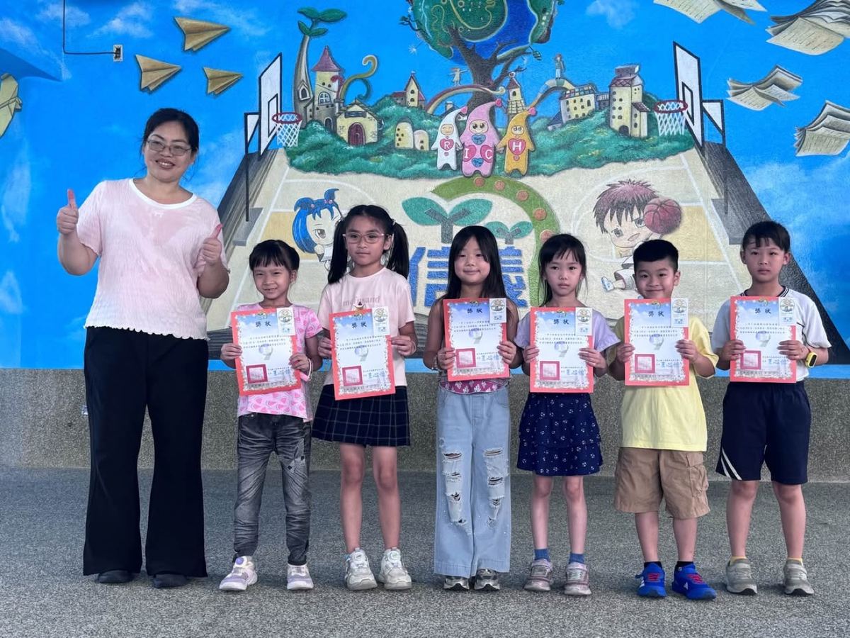 信義國小學生手持閱讀桂冠獎狀合影 Hsinyi elementary students holding their Reading Laureate certificates