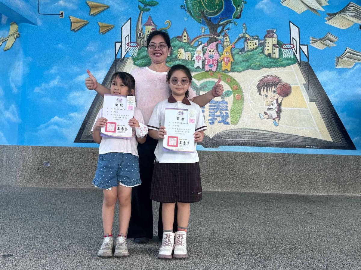 信義國小學生手持刊登於智慧菓雜誌第166期的獎狀 Hsinyi elementary students holding certificates for their Smart Fruit Magazine feature