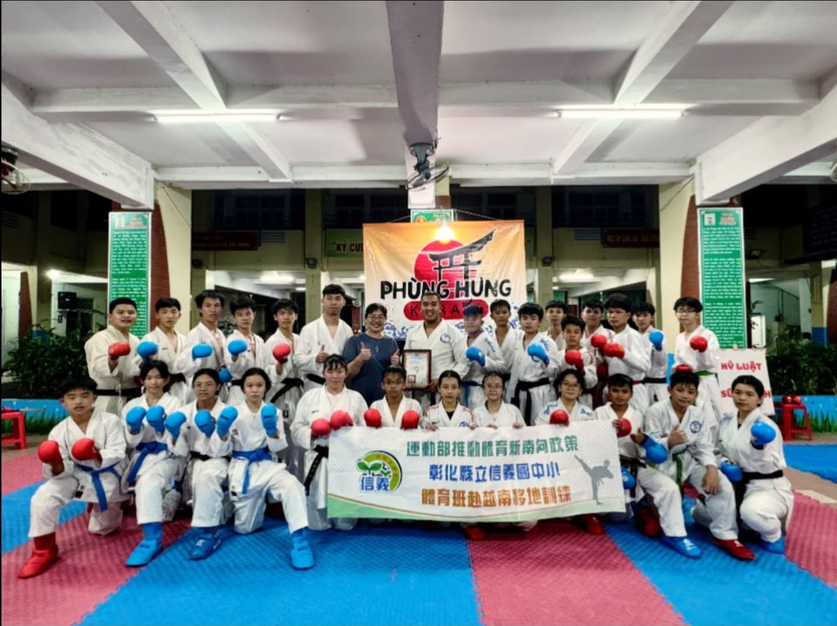 信義國中小體育班選手於越南移地訓練與當地道館合影 Hsinyi athletes on a training trip to a Vietnamese dojo