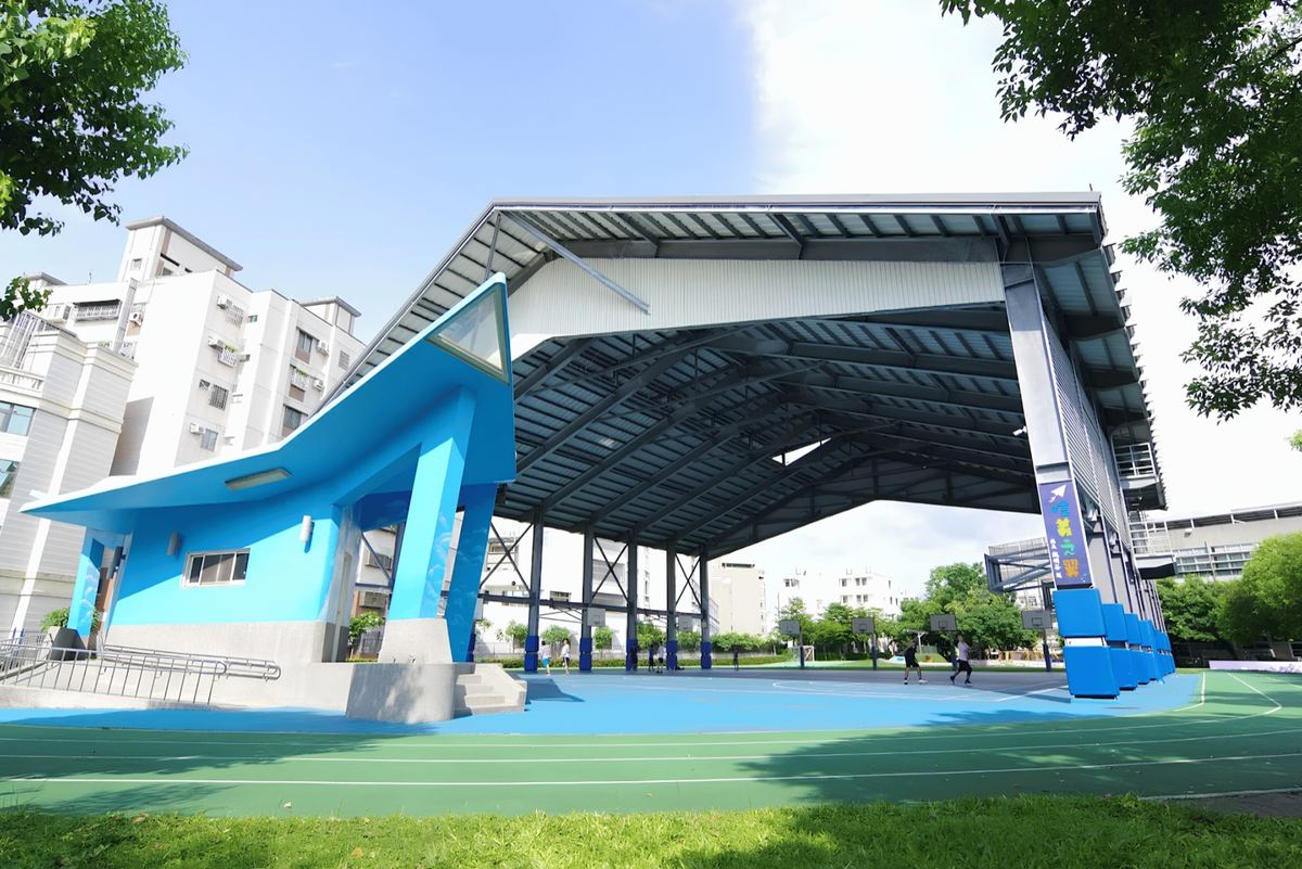 Covered basketball court at Hsinyi 信義國中小籃球場