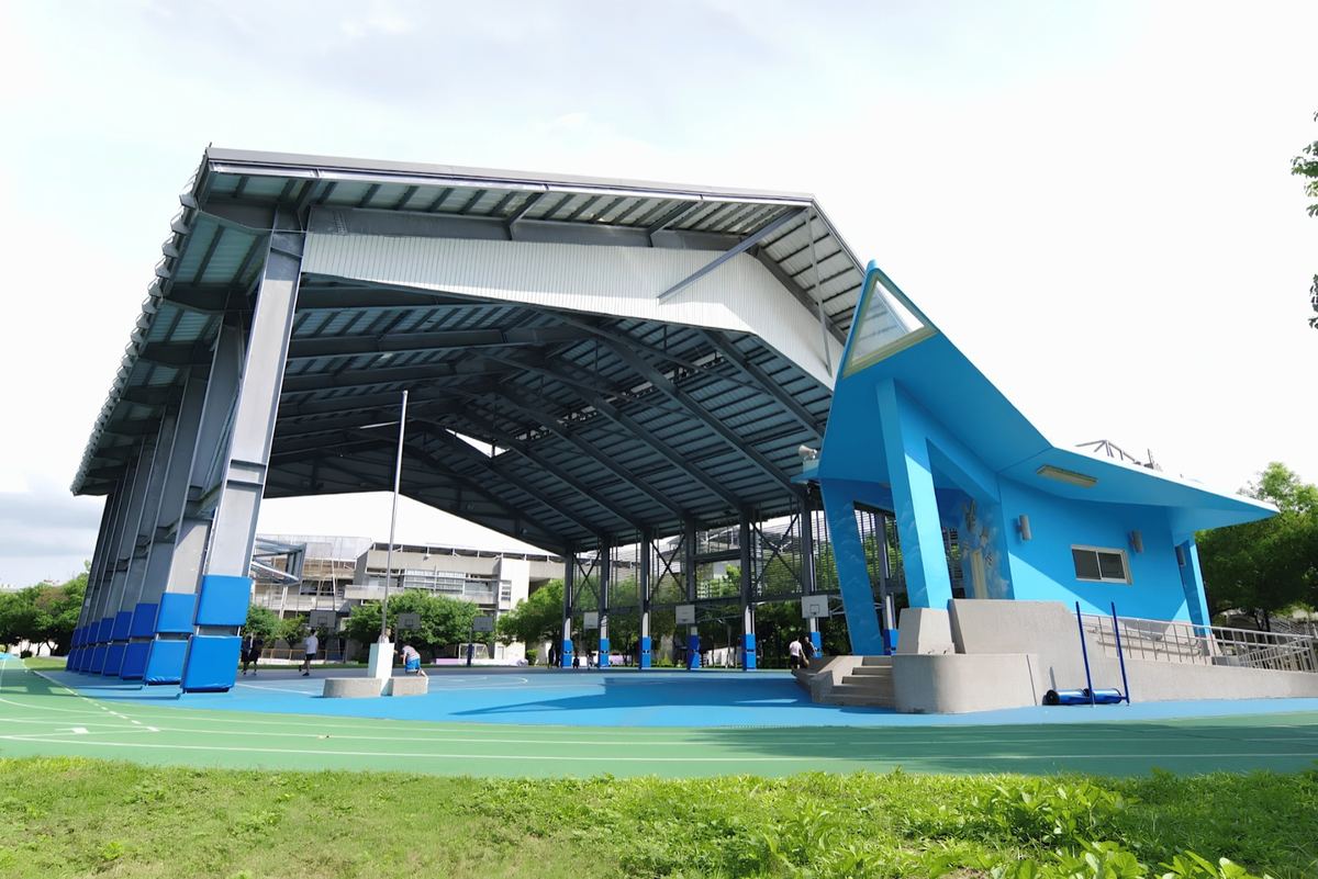 Assembly pavilion with mural at Hsinyi 信義國中小司令台