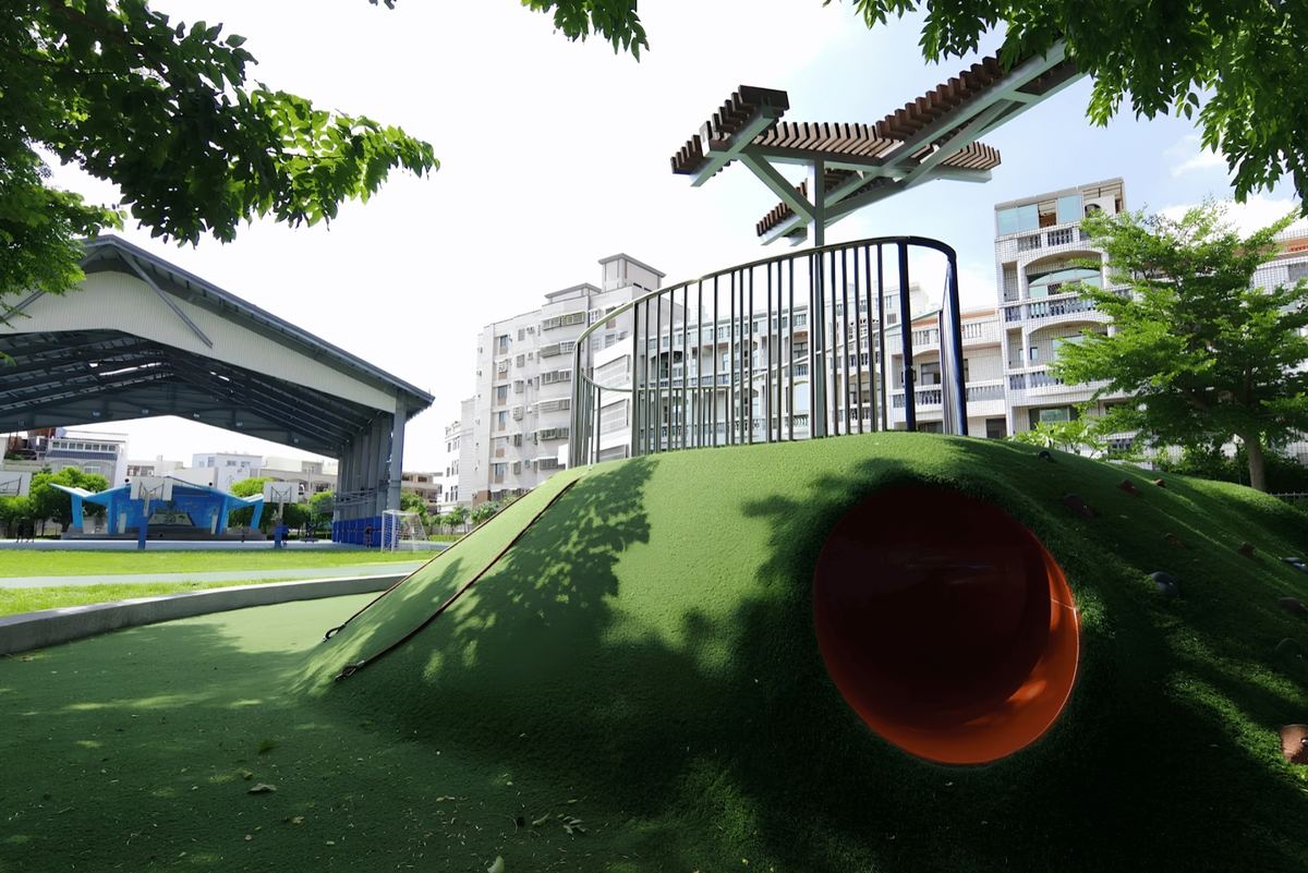 Playground with climbing mound and slides at Hsinyi 信義國中小遊戲場