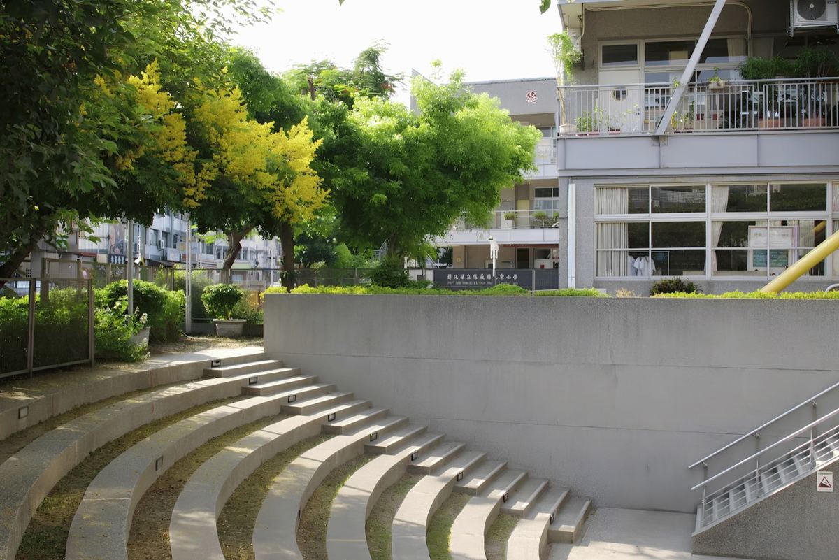Outdoor amphitheater steps at Hsinyi 信義國中小戶外劇場