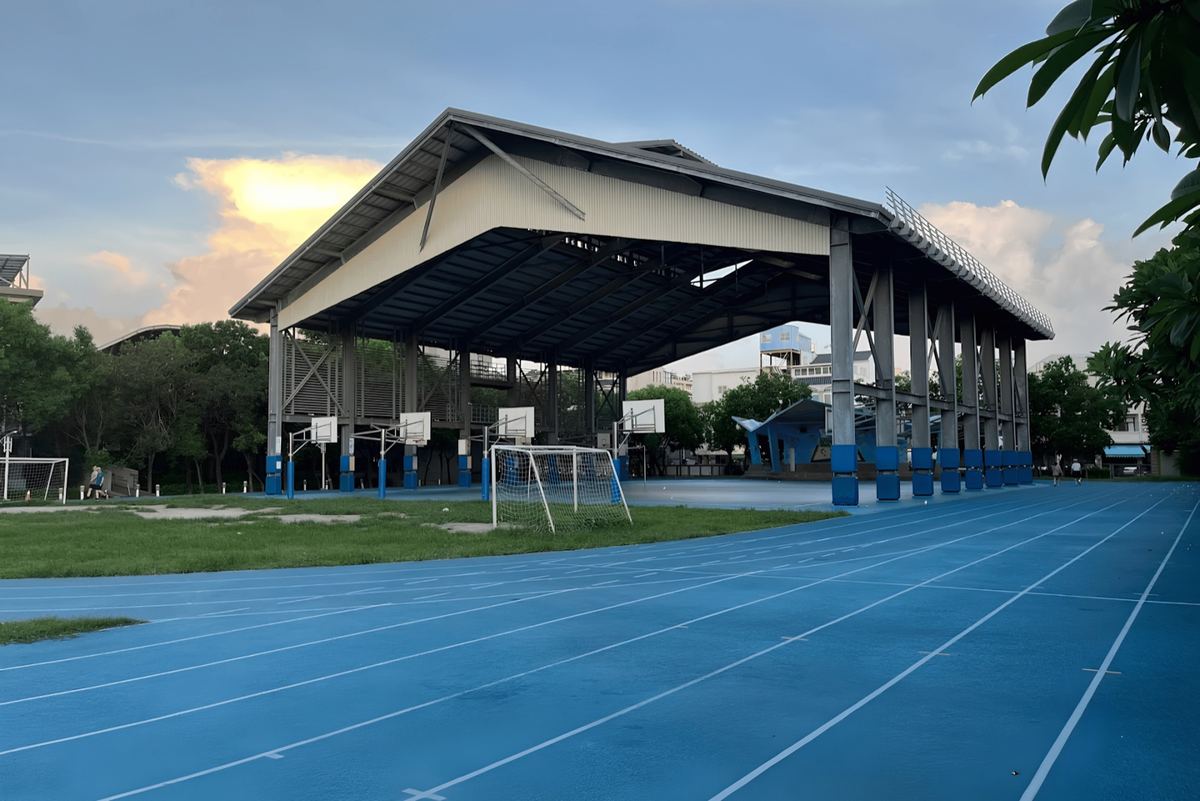 Running track and field at Hsinyi 信義國中小田徑場