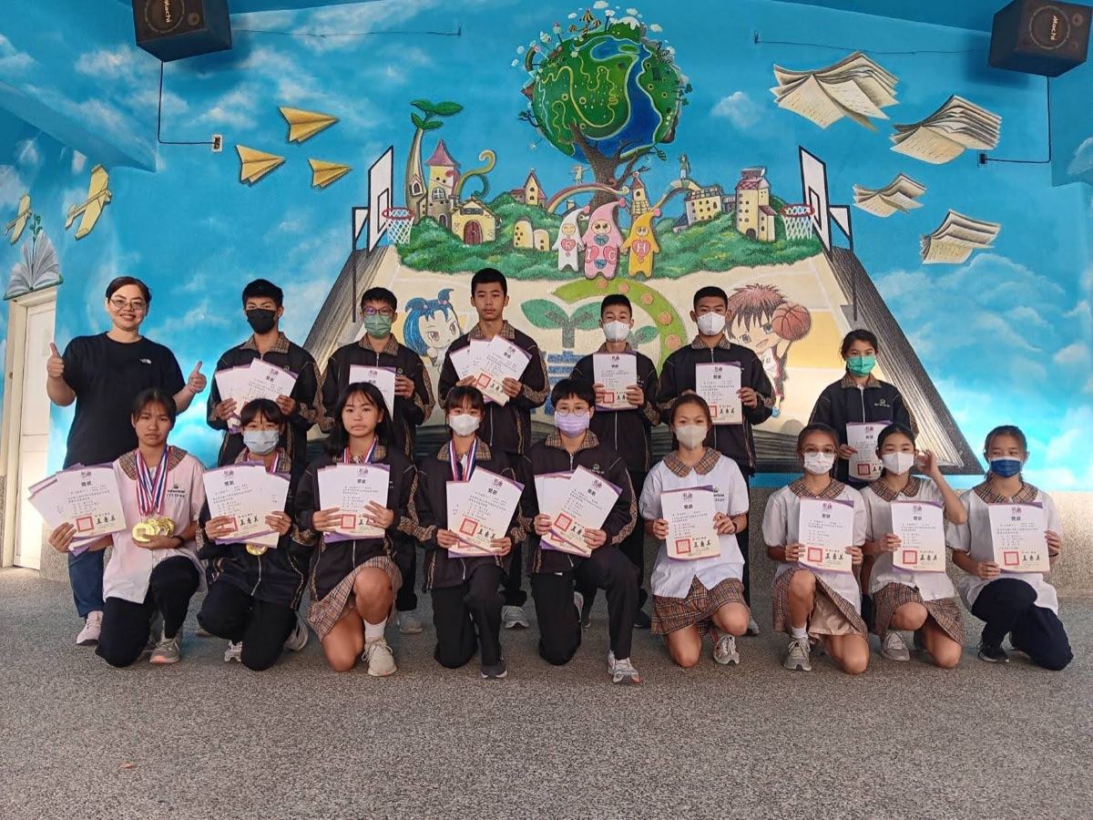 信義學生於頒獎典禮合影 Hsinyi students at an awards ceremony