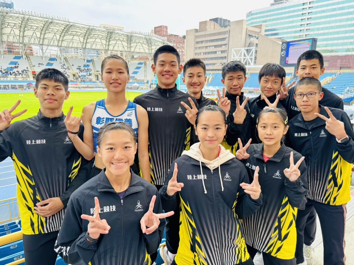 信義田徑隊於運動場合影 Hsinyi track & field team at the stadium
