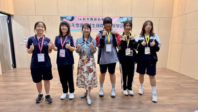 秀水國中同學在成果發表會場與師長比讚合照 Hsiushui students giving a thumbs-up with an education official at the results presentation