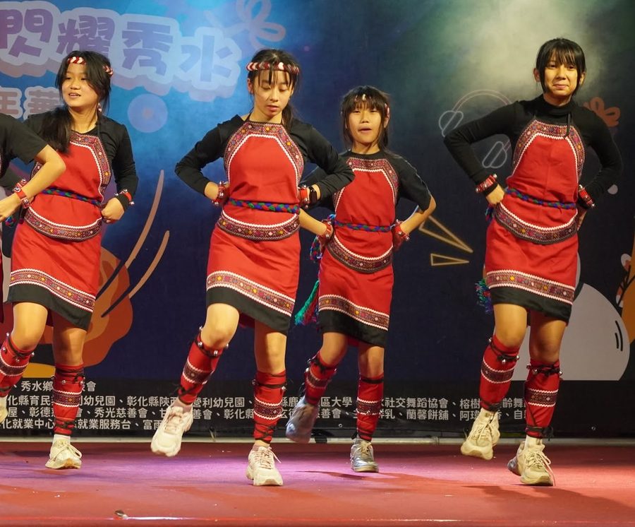秀水國中舞蹈隊在 2025 秀水聖誕嘉年華的舞台上表演 Hsiushui dancers performing on stage at the 2025 Xiushui Christmas Carnival