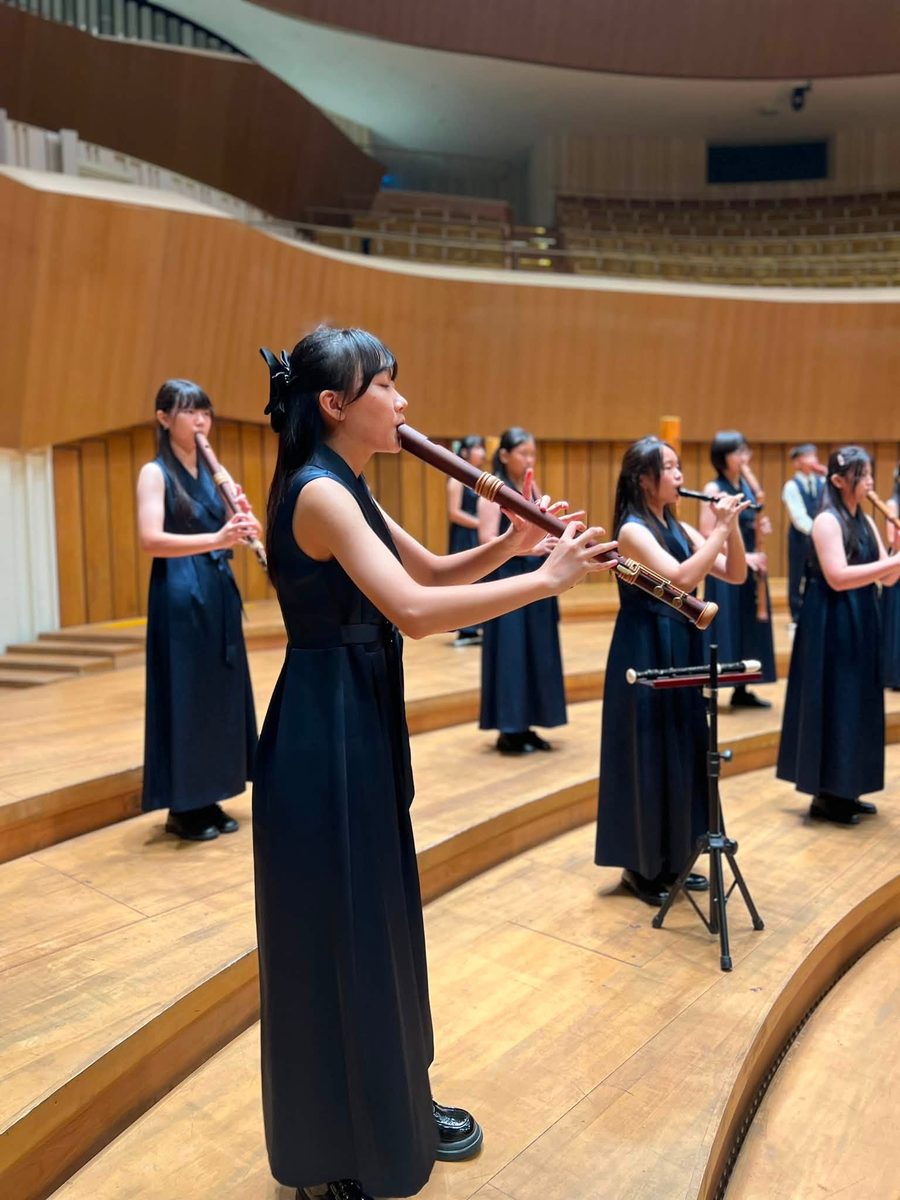 秀水國中直笛團團員在音樂廳裡吹奏直笛 Members of the Hsiushui recorder ensemble playing in a concert hall